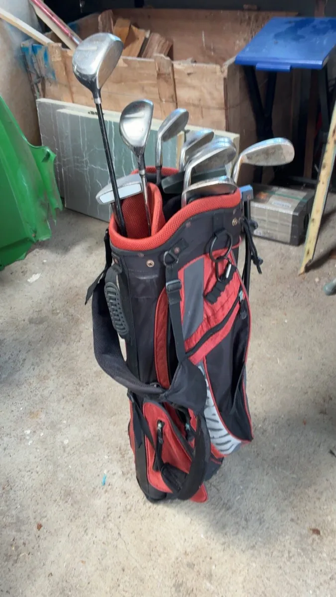 Right Handed Golf Clubs and Golf Bag - Image 1