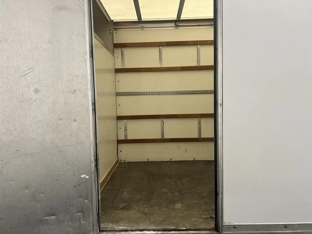VB - 2023 Renault Master Luton Low Loader Van - Image 4