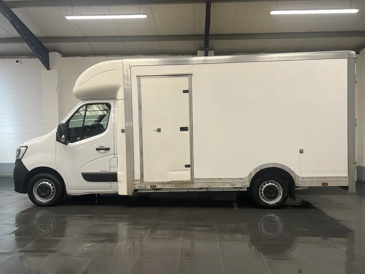 VB - 2023 Renault Master Luton Low Loader Van - Image 1