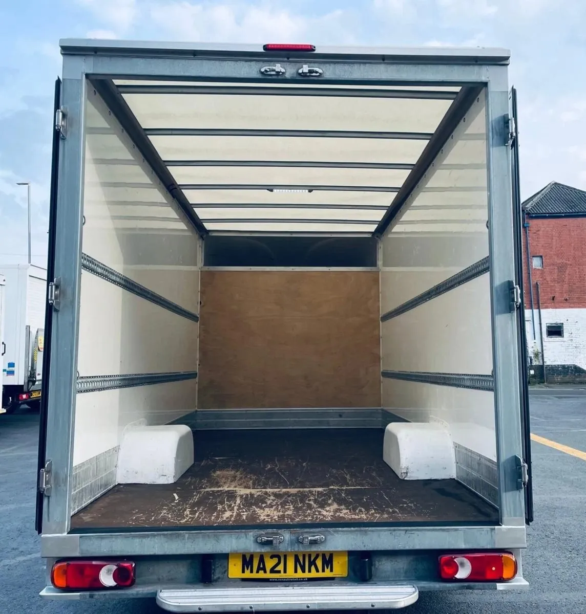 VB - 2021 Renault Master Luton Low Loader Van - Image 2