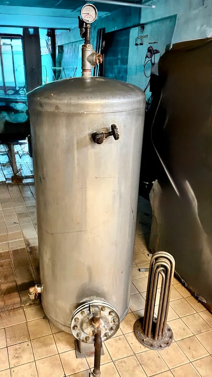 Hot water cylinder - steam heated calorifier