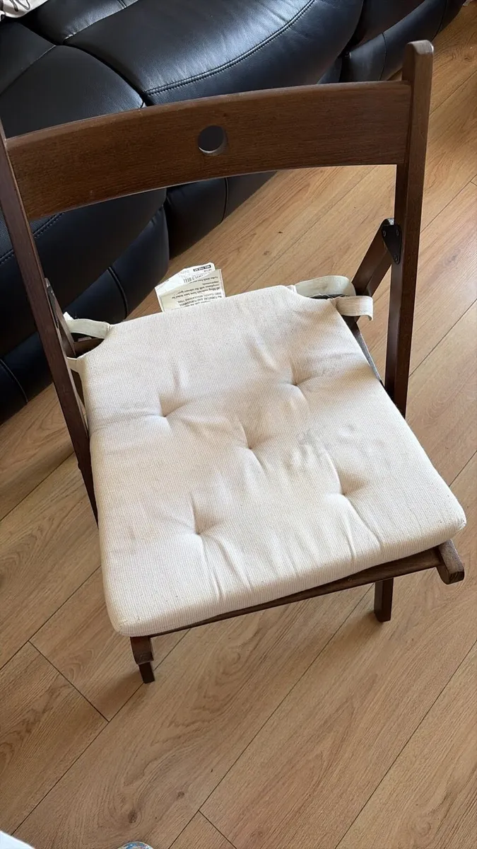 Table and chairs - Image 1