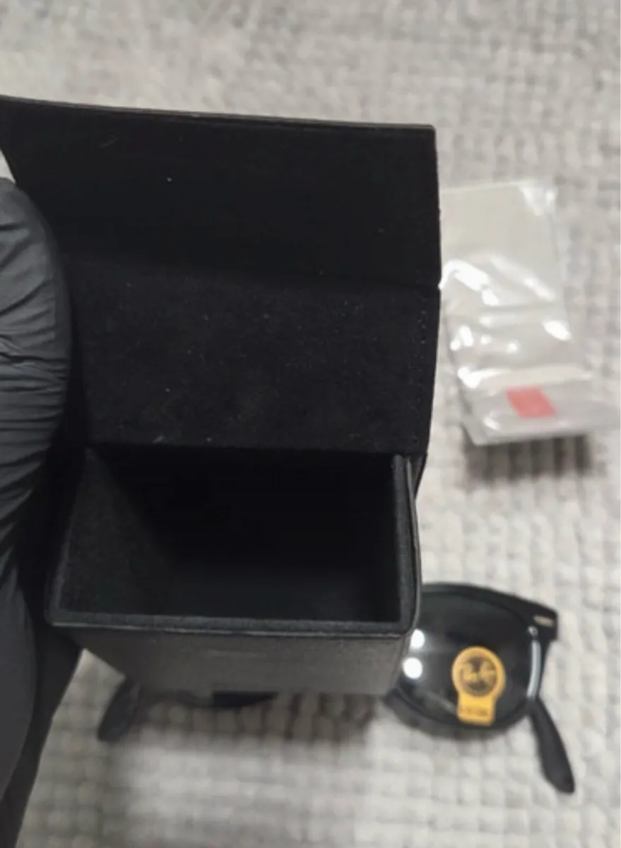 Brand new Ray Ban folding Wayfarer sunglasses - Image 4