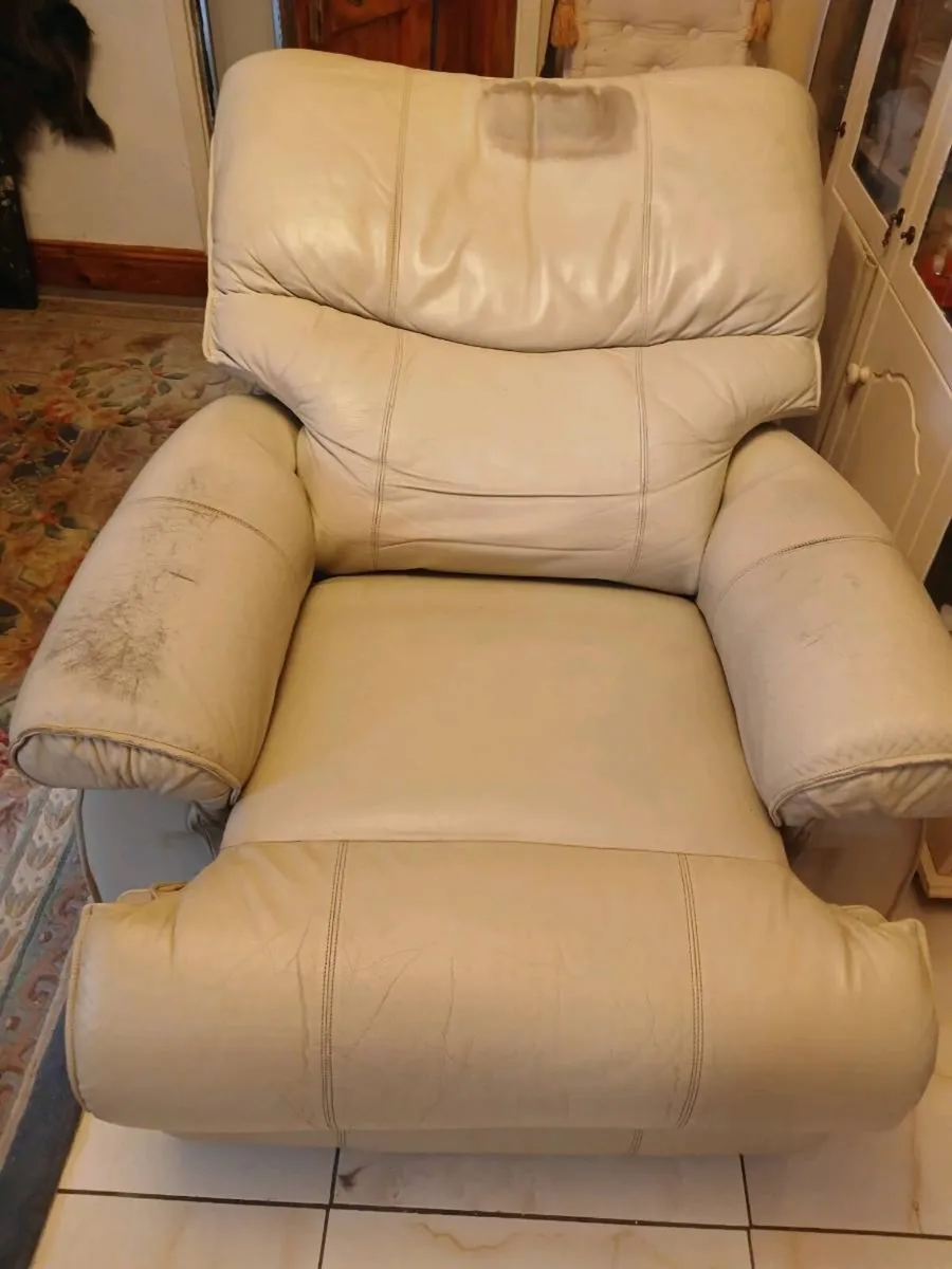 Lazy boy chair - Image 1