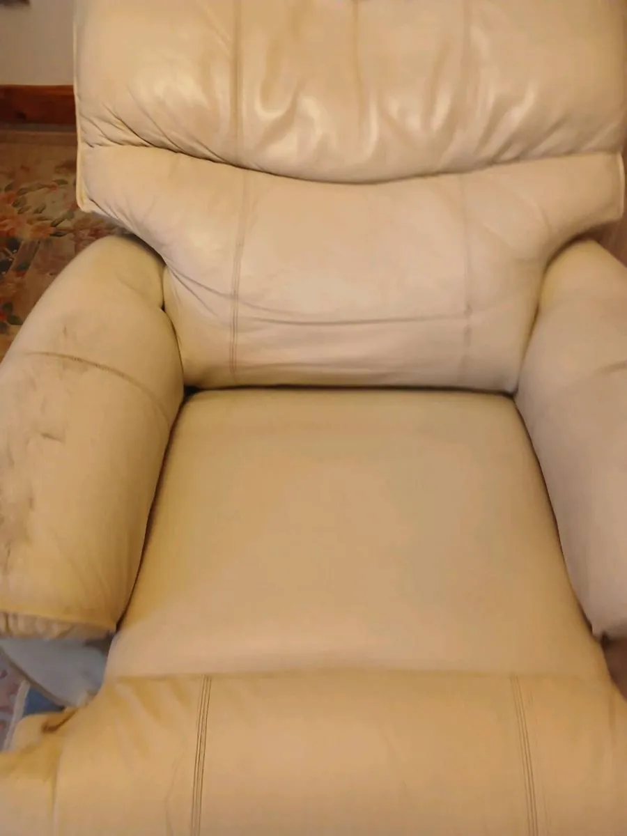 Lazy boy chair - Image 2