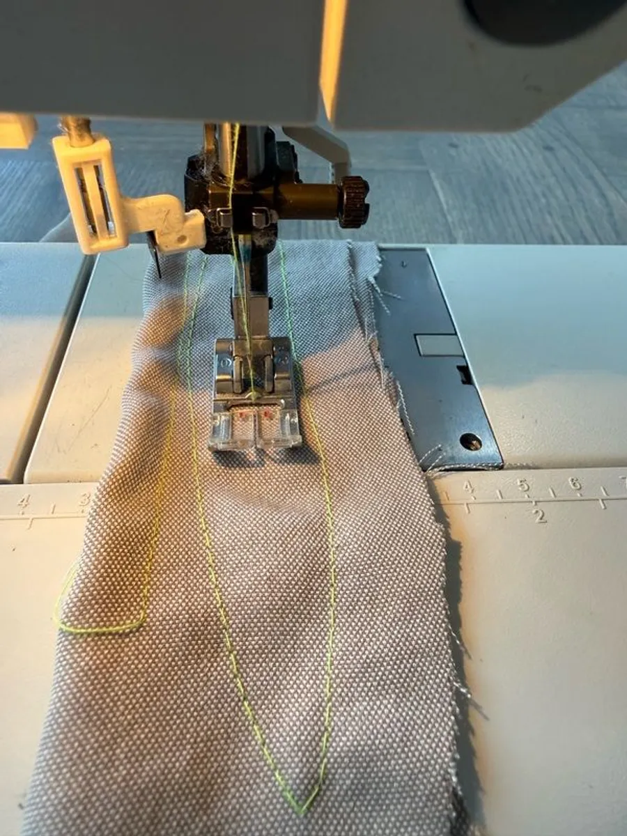 Pfaff Quilt Expression 2048 Sewing Machine - Excellent condition - Image 2