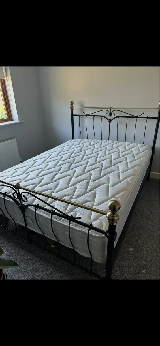 King size and Double beds, 2 bedside lockers - Image 4