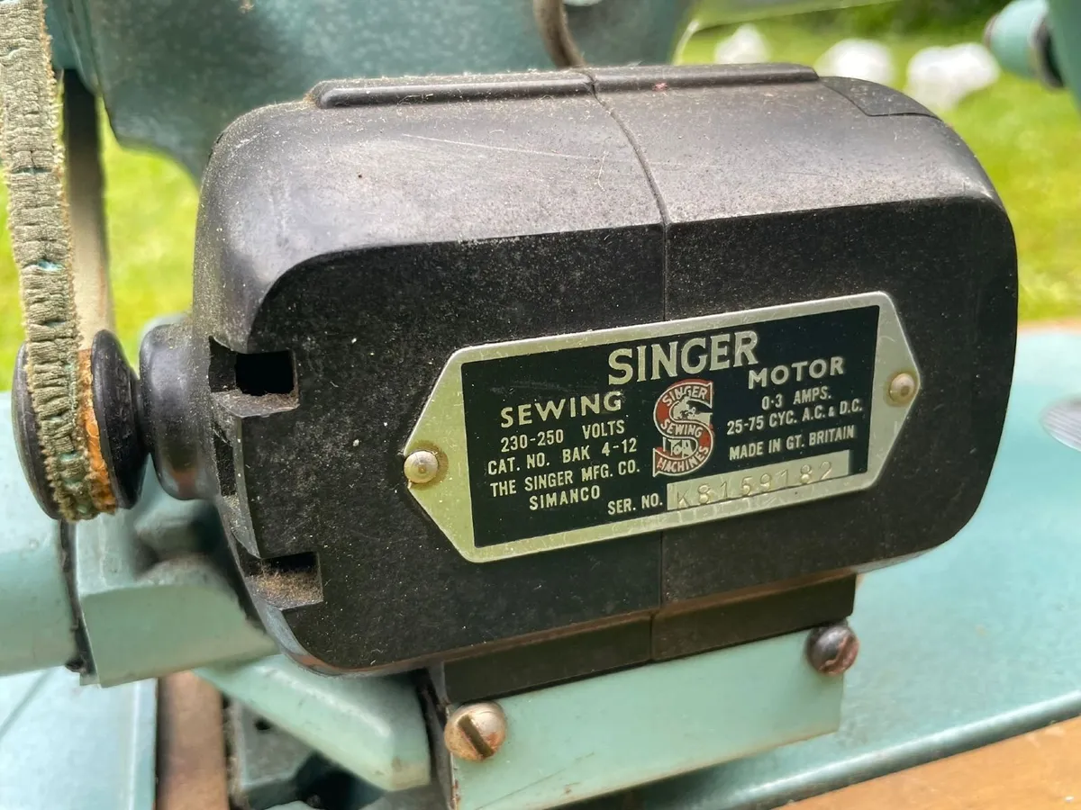 Vintage Singer Sewing Machine - Image 3