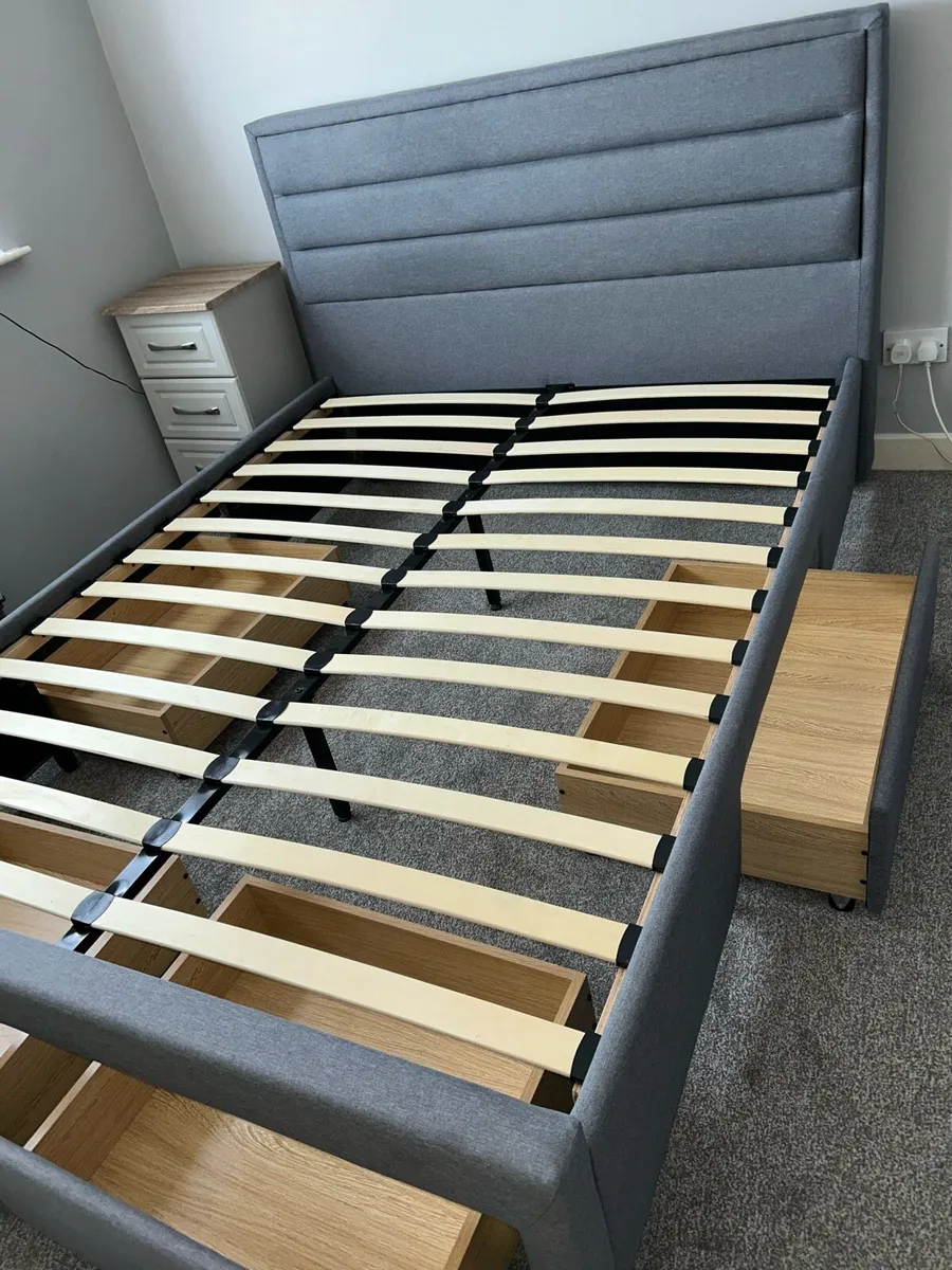 King size and Double beds, 2 bedside lockers - Image 3