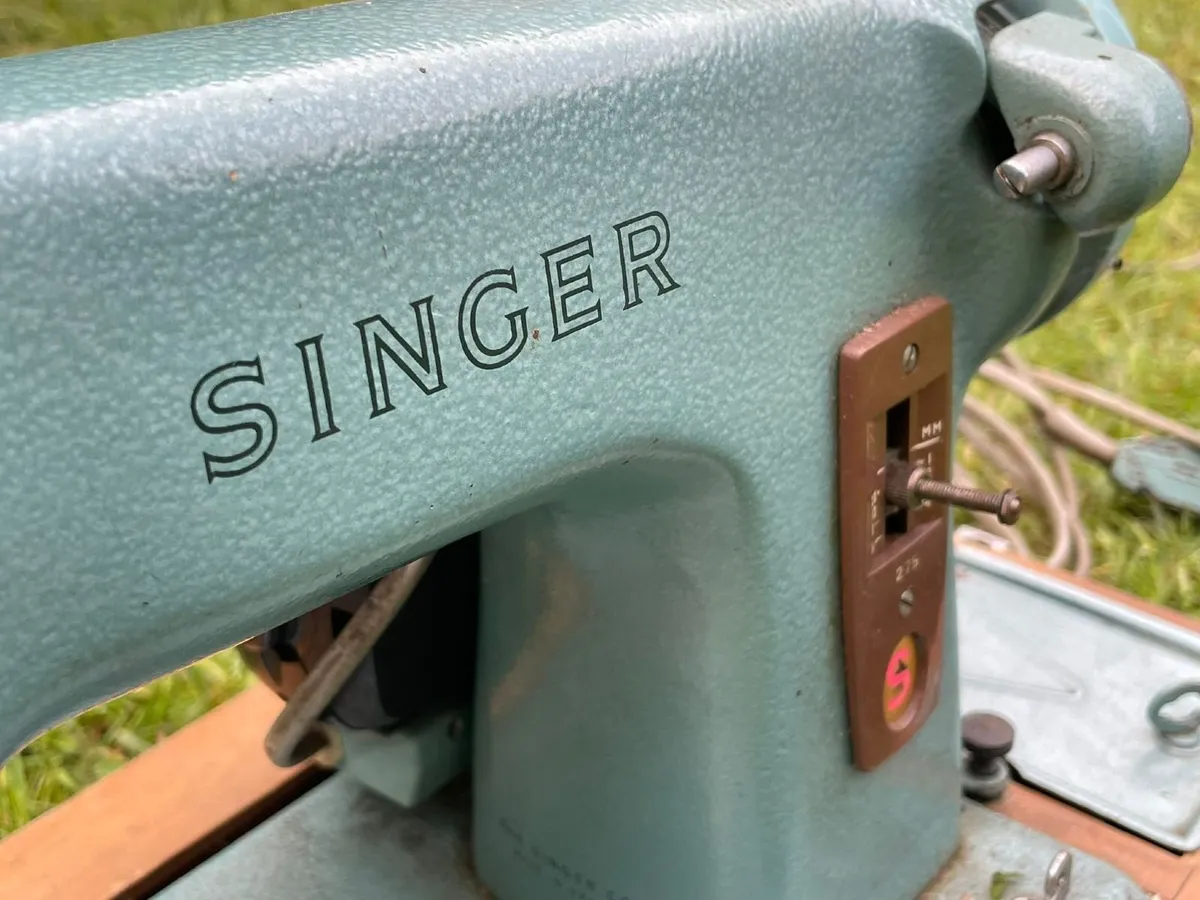 Vintage Singer Sewing Machine - Image 1