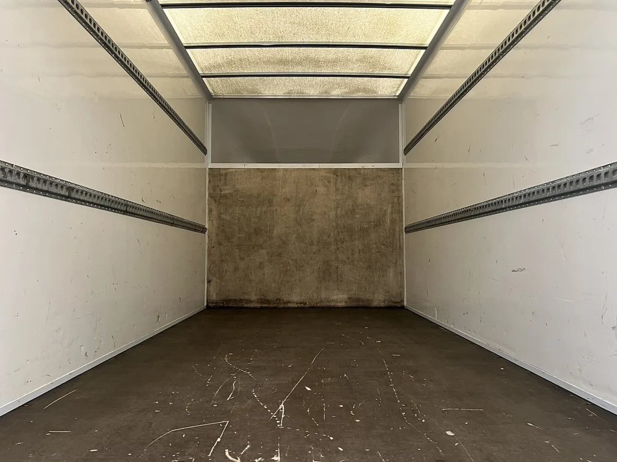 VB - 2022 Iveco Daily Luton Box Van - Image 3