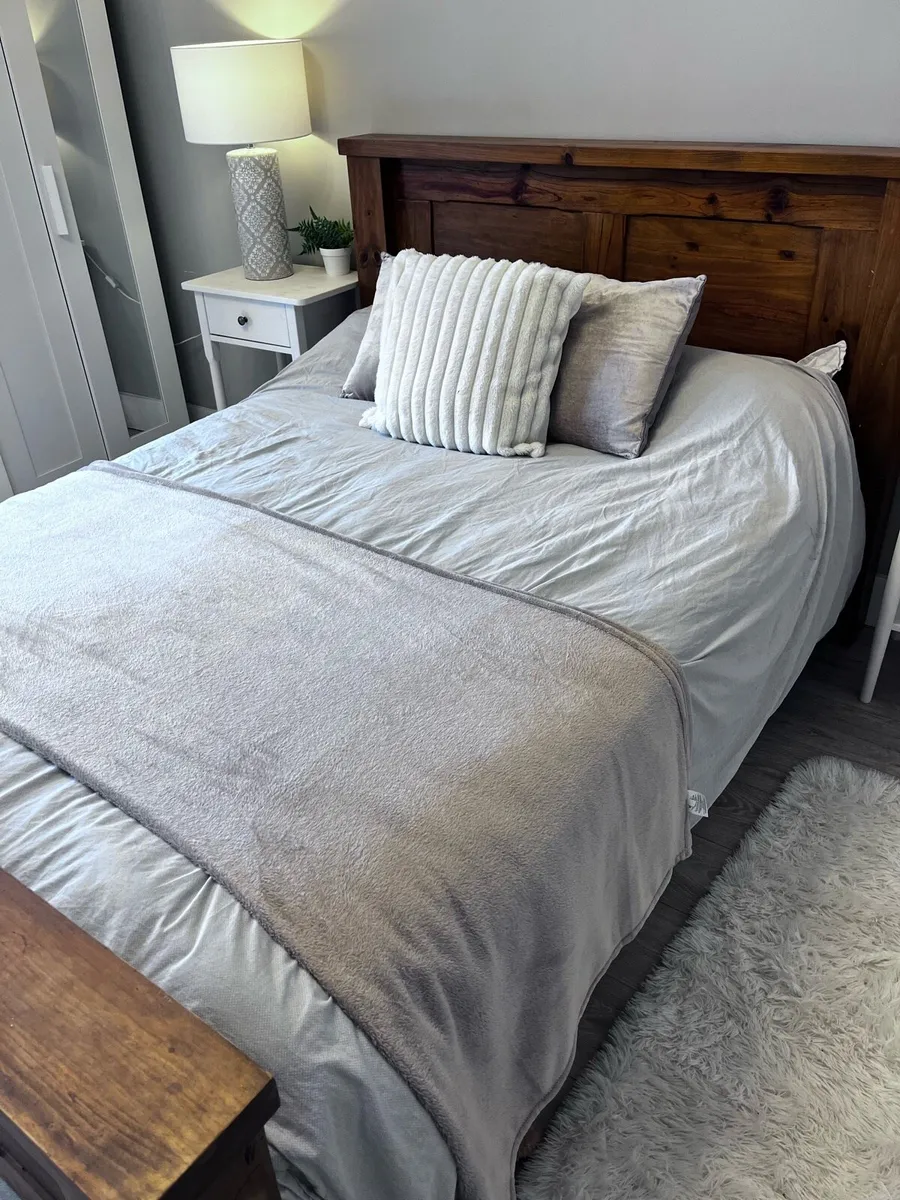 Solid oak 5ft King Size Bed - Image 2