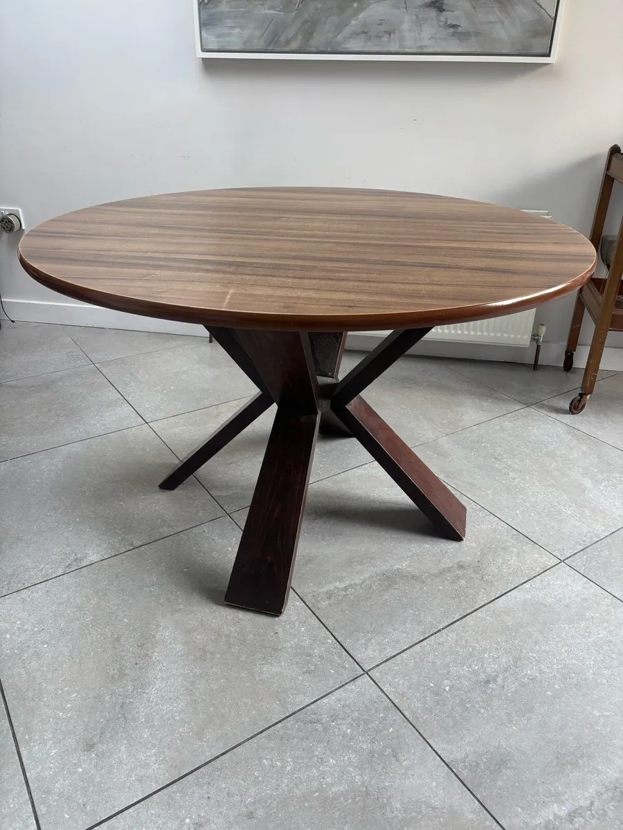 Round dining table - Image 1