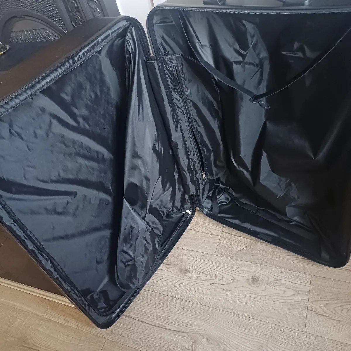 Black new large suitcases - Image 4