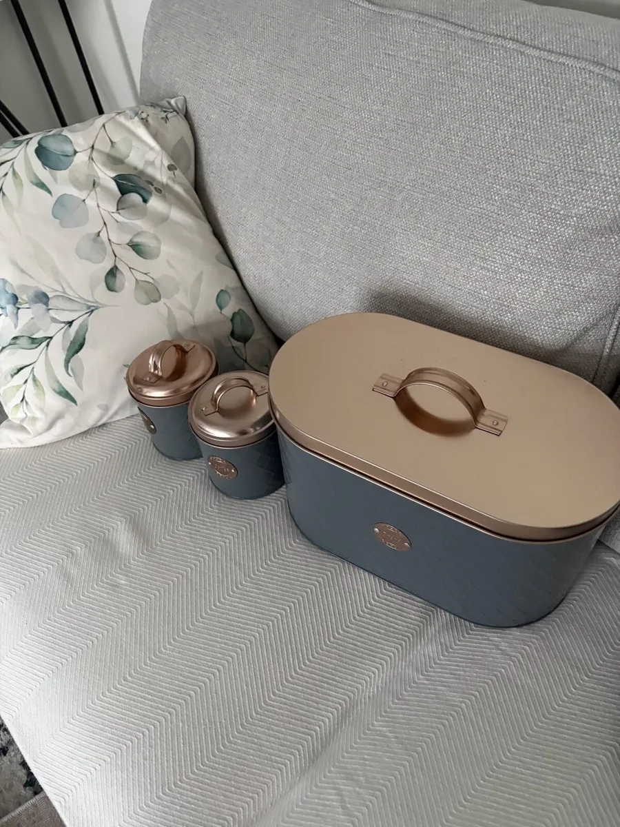 Bread bin and canisters