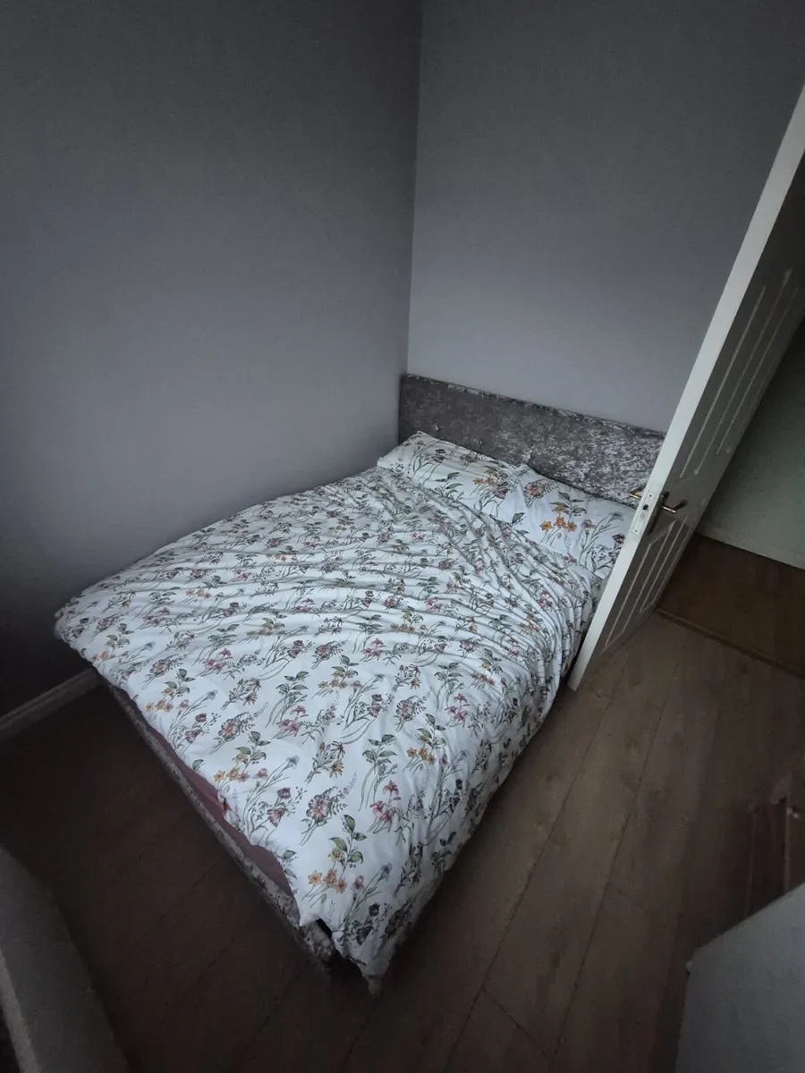 Bed - Image 1