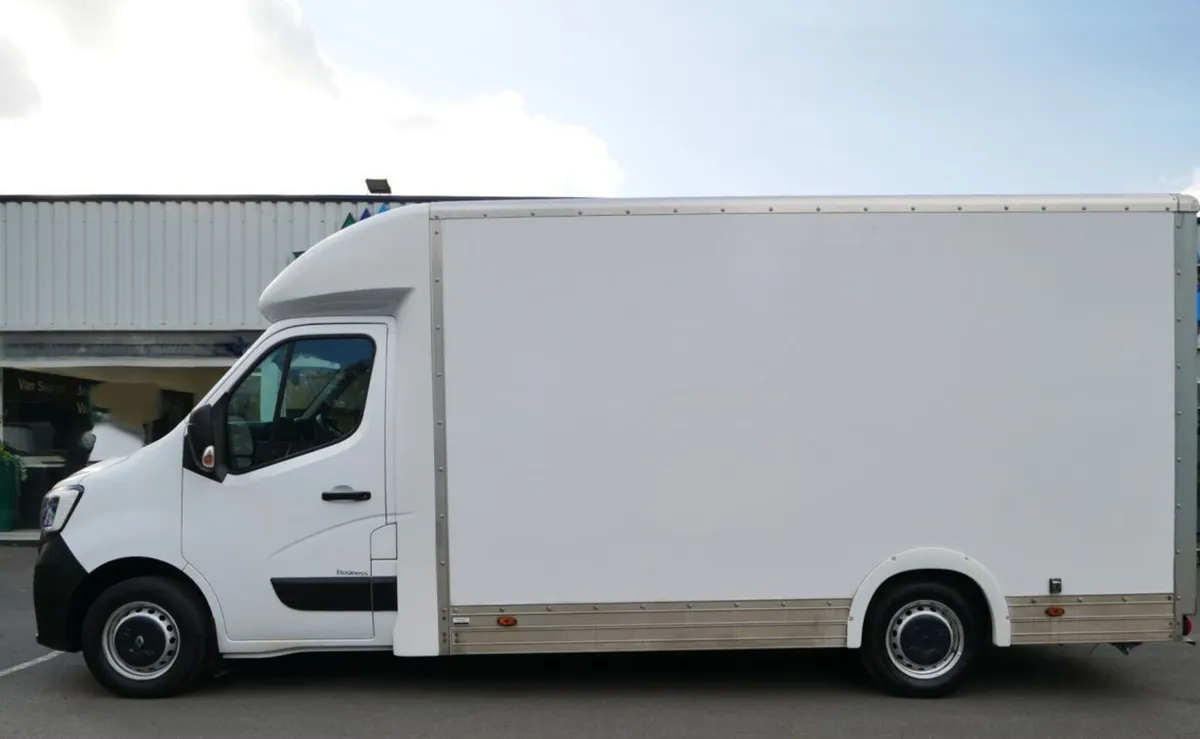 VB - 2021 Renault Master Luton Box Van - Image 1