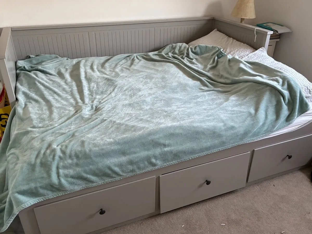 Bed (double, extending out from single day-bed) - Image 1