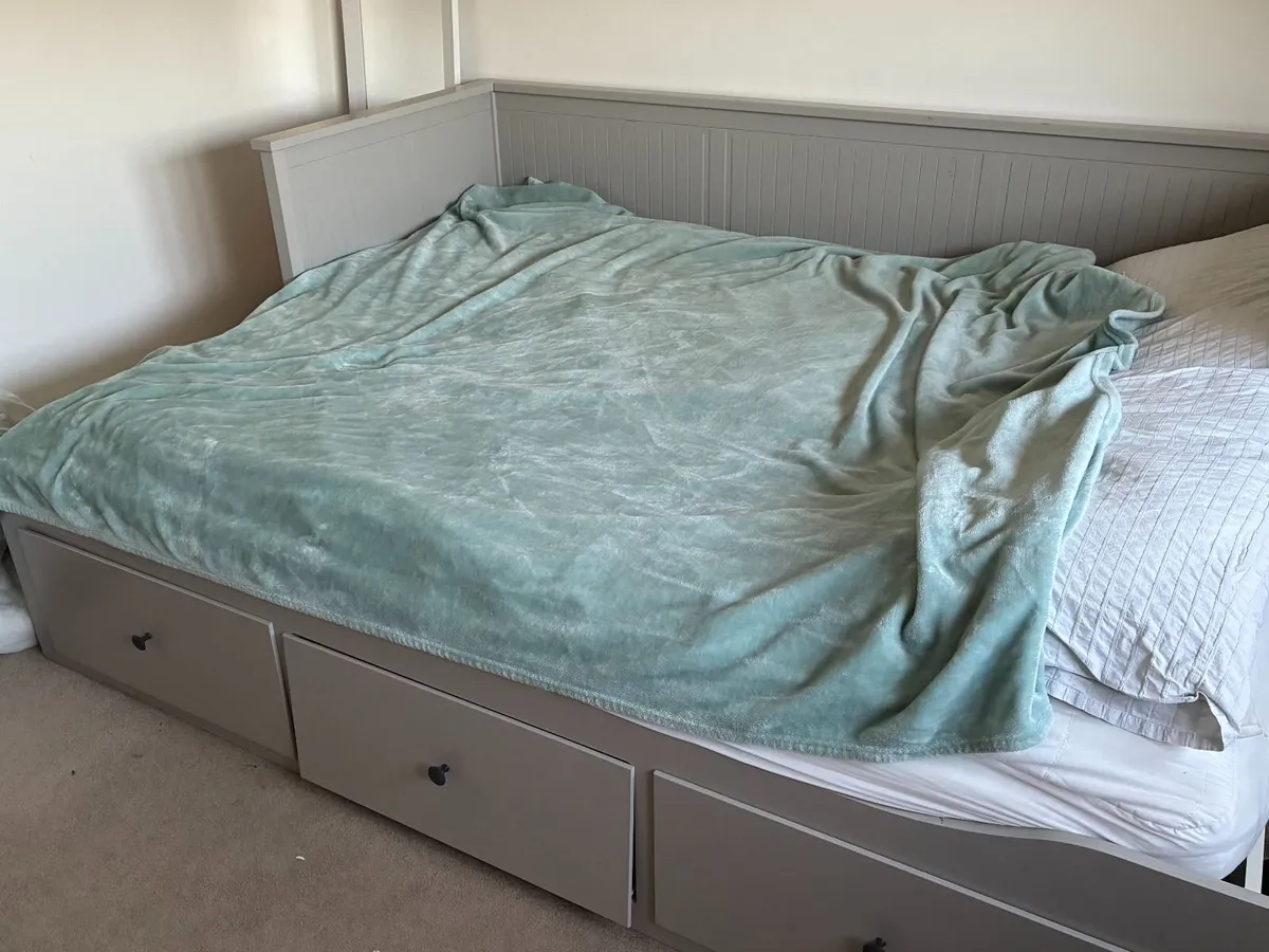 Bed (double, extending out from single day-bed) - Image 2