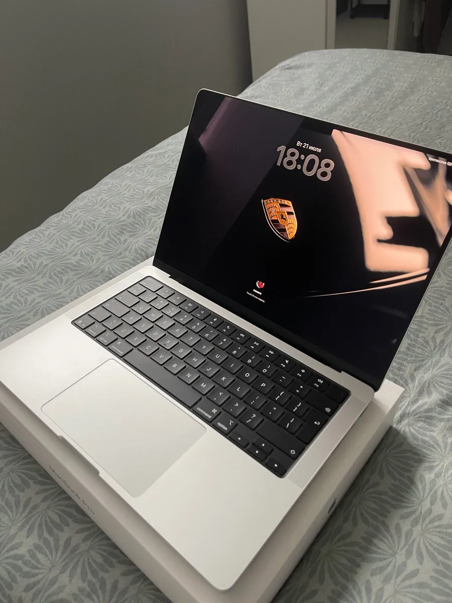 Apple MacBook Pro M5 14 - Image 1