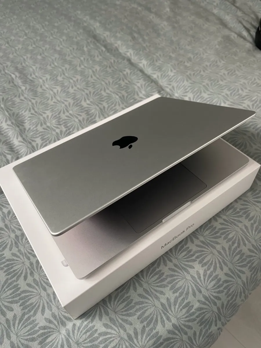 Apple MacBook Pro M5 14 - Image 2