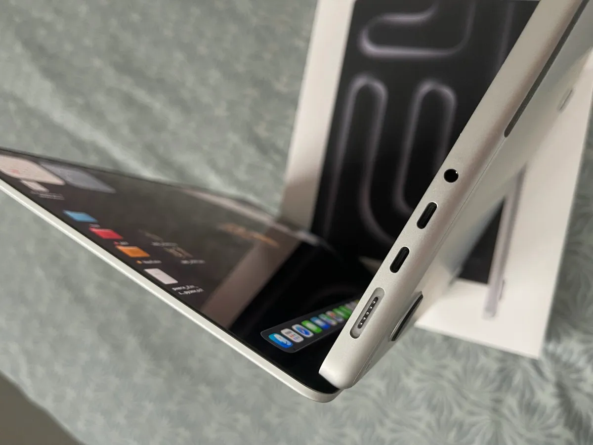 Apple MacBook Pro M5 14 - Image 3