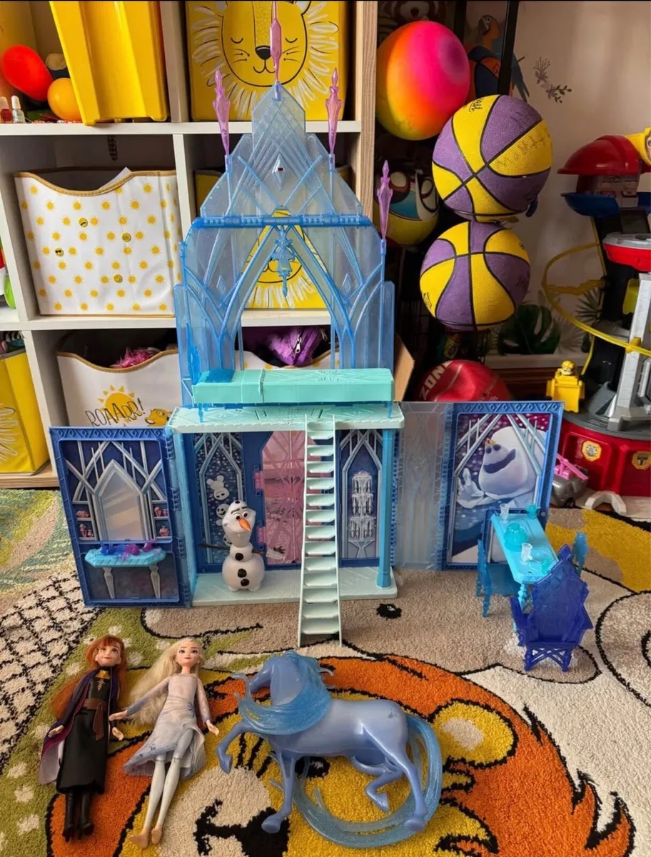 Disney Frozen 2 Elsa's Fold and Go Ice Palace - Image 1