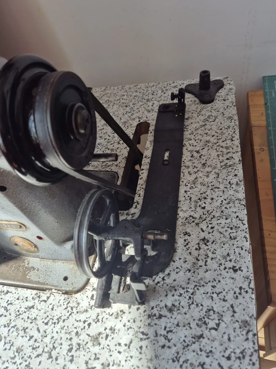 Singer Vintage Industrial Sewing Machine - Image 4