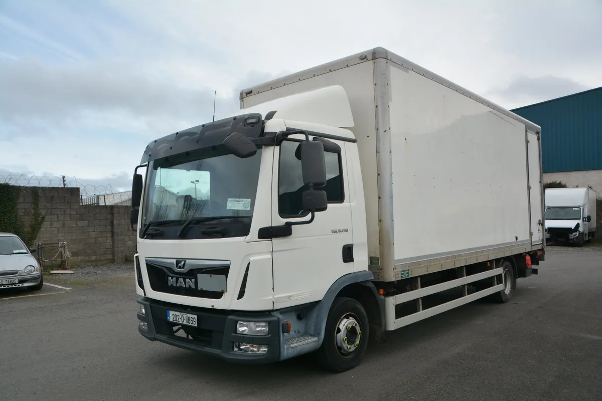 MAN 20' Box & 1.5T Tail Lift - Image 1