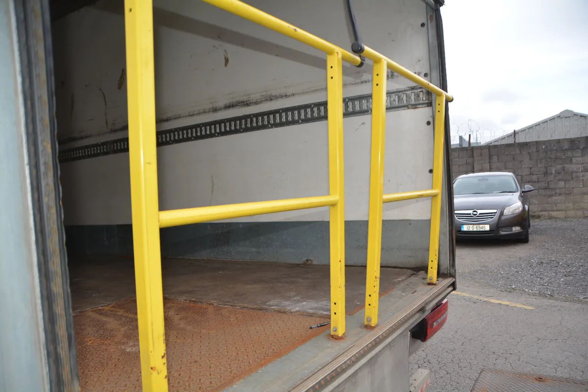 MAN 20' Box & 1.5T Tail Lift - Image 4