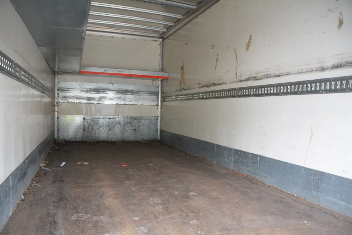 MAN 20' Box & 1.5T Tail Lift - Image 2