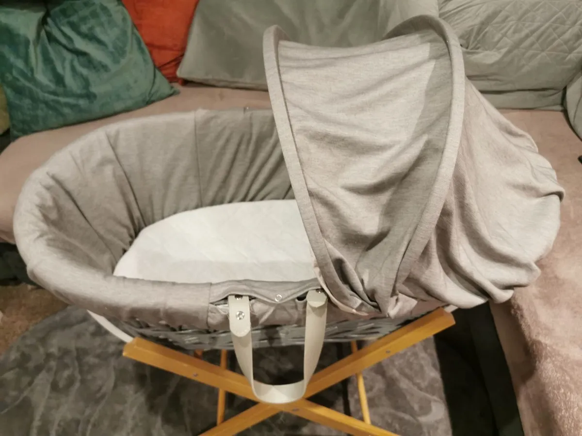 Moses Basket with stand. Gray color. - Image 1