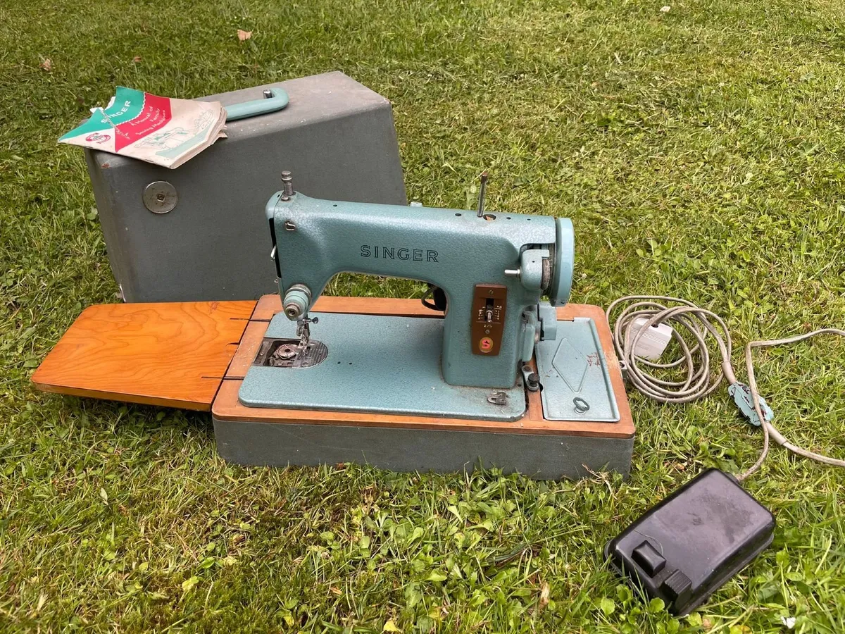 Vintage Singer Sewing Machine - Image 4