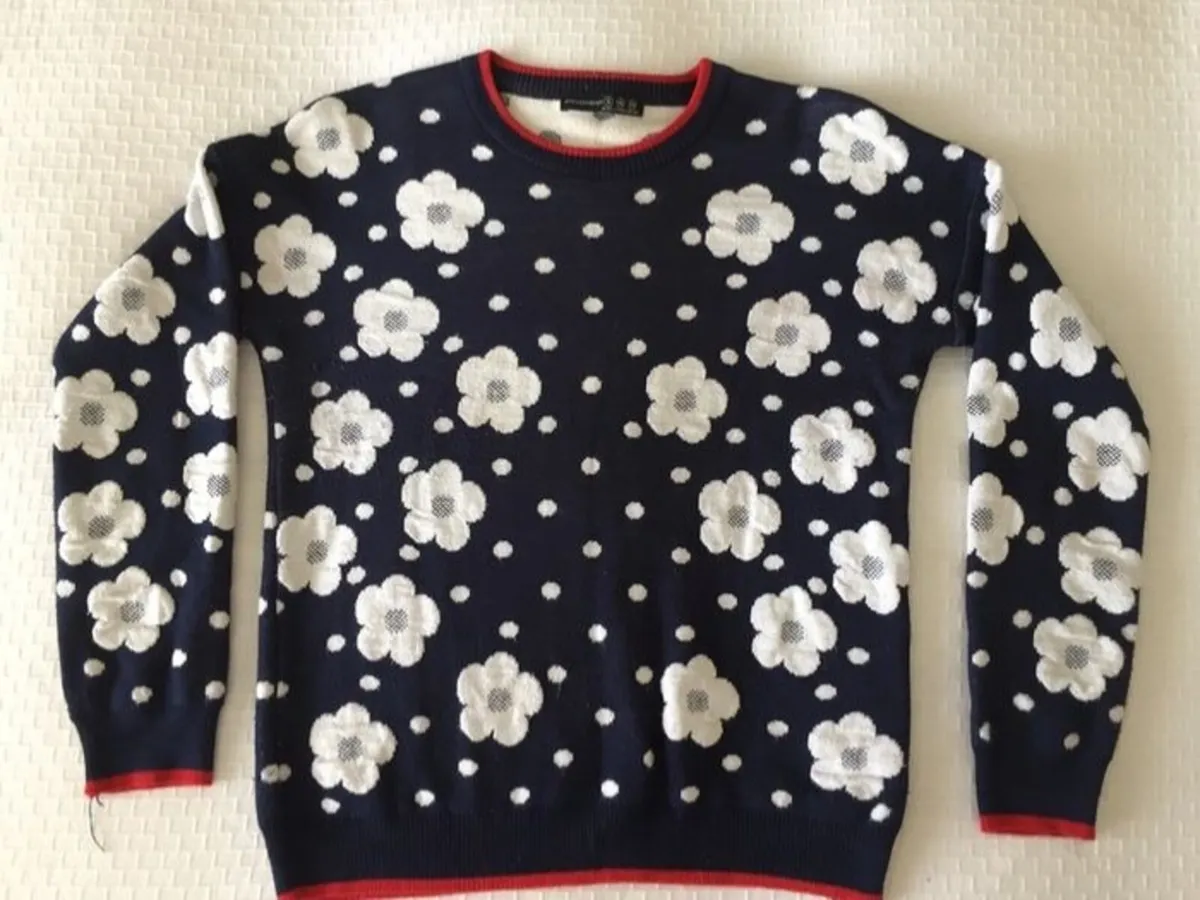 navy blue sweater features a white jacquard flower - Image 2