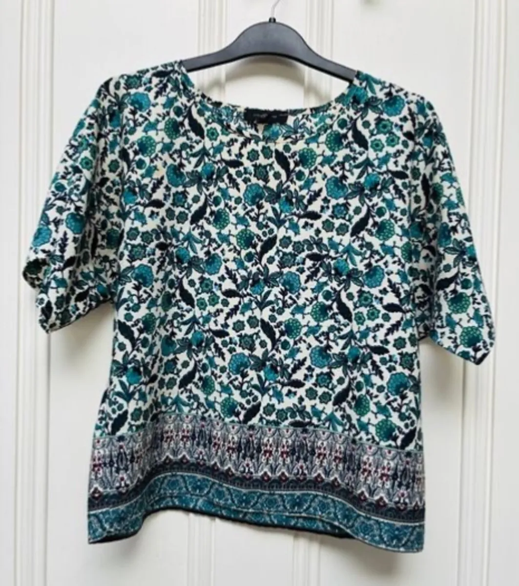 Green and Black Floral Top: Size 6 but suit size - Image 2