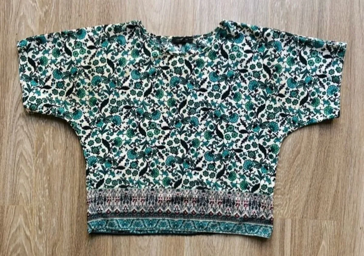 Green and Black Floral Top: Size 6 but suit size - Image 4