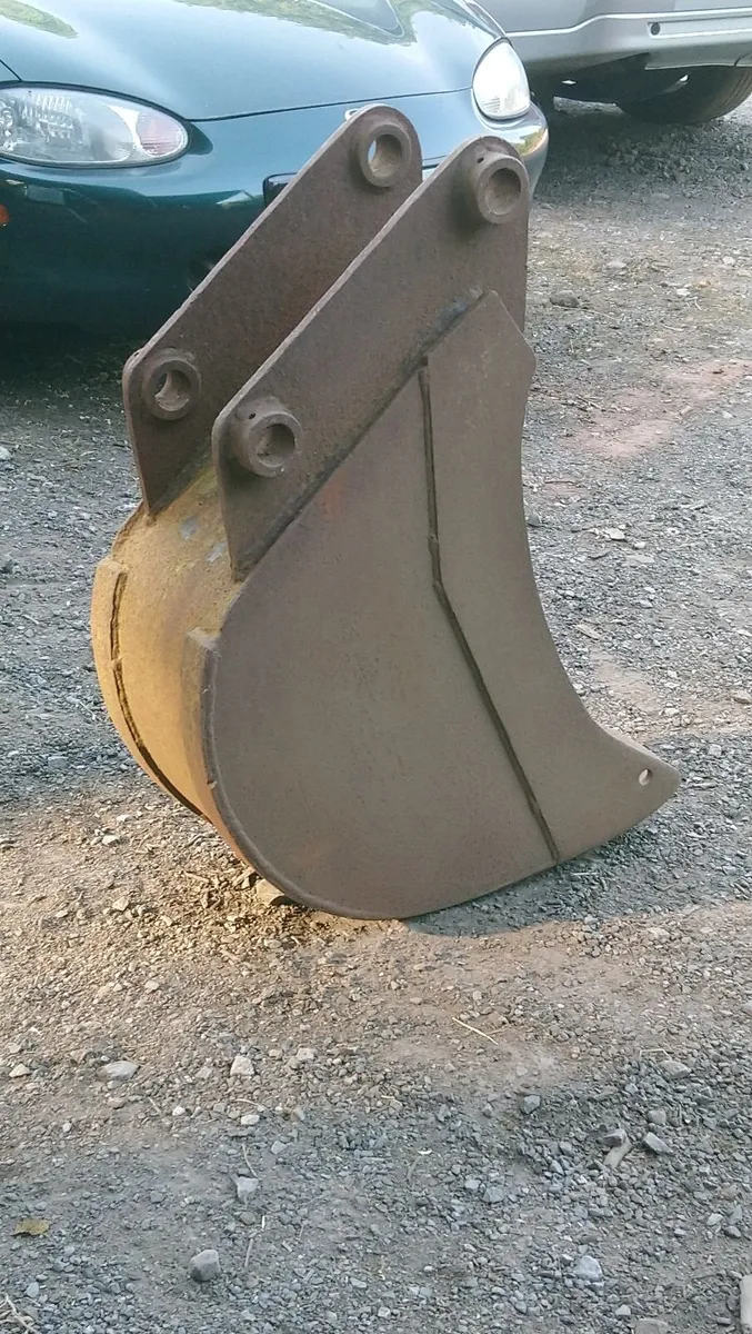 JCB DIGGER BUCKET 45mm pins - Image 3