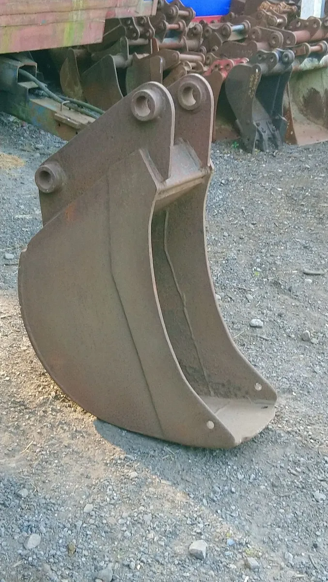 JCB DIGGER BUCKET 45mm pins - Image 2