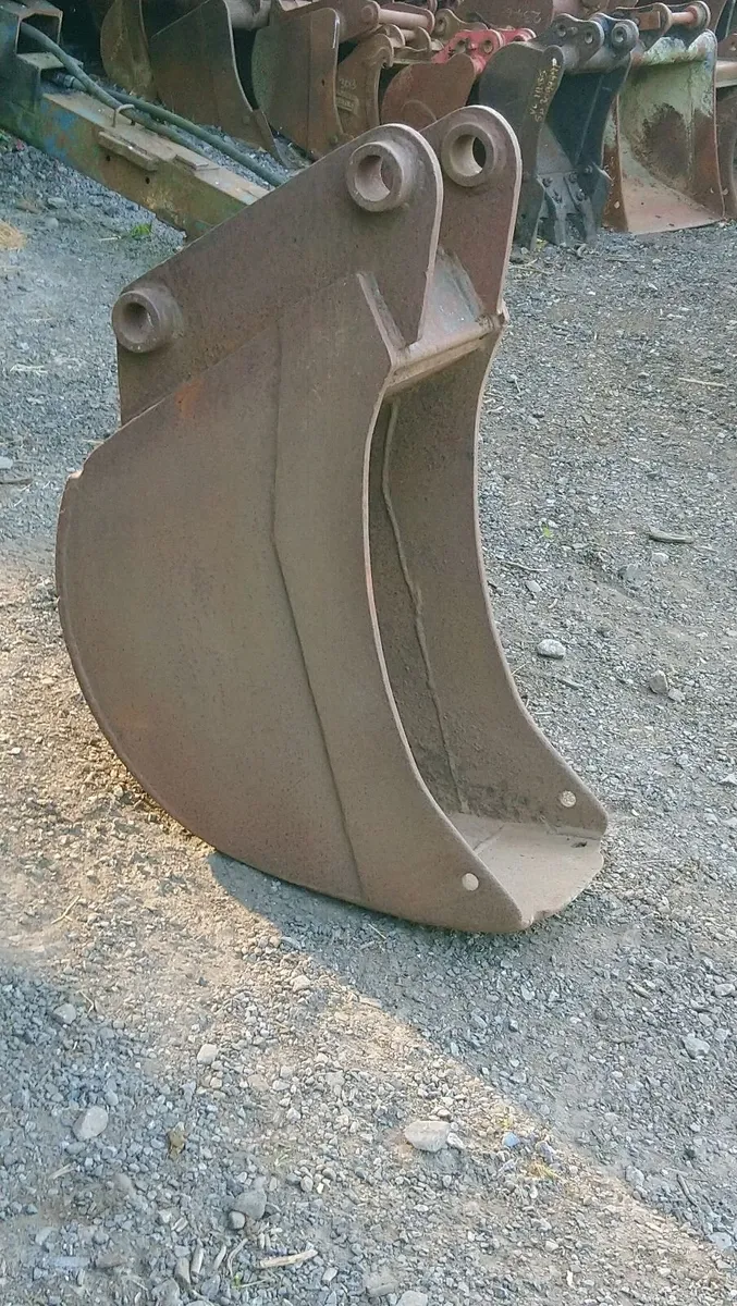 JCB DIGGER BUCKET 45mm pins - Image 1