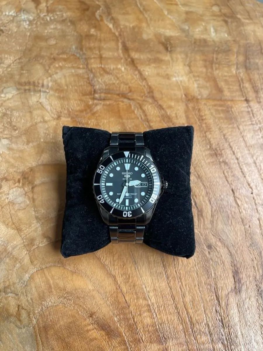 Seiko 5 Sports SNZF21J1 Automatic 41mm Black Dial Stainless Steel Box & Papers - Image 1