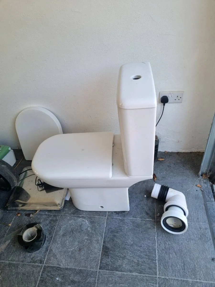 Twyford Ceramic Toliet and cistern - Image 2