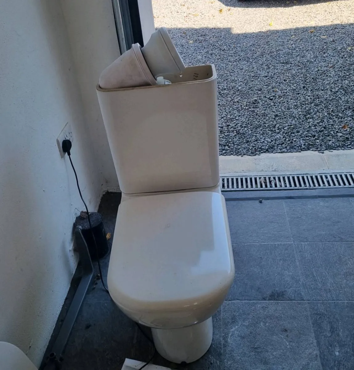 Twyford Ceramic Toliet and cistern - Image 3