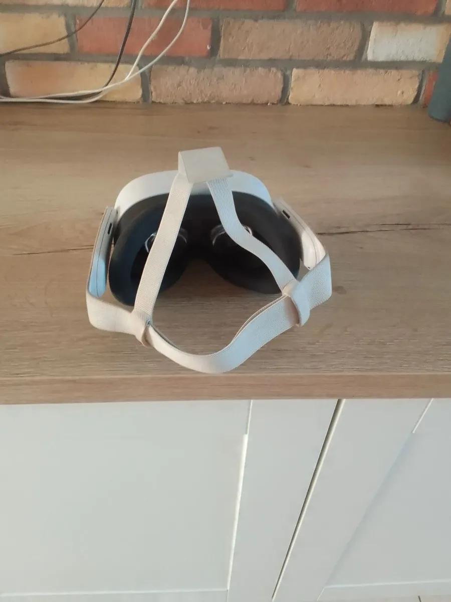 VR Metaquest 3S with controllers - Image 3