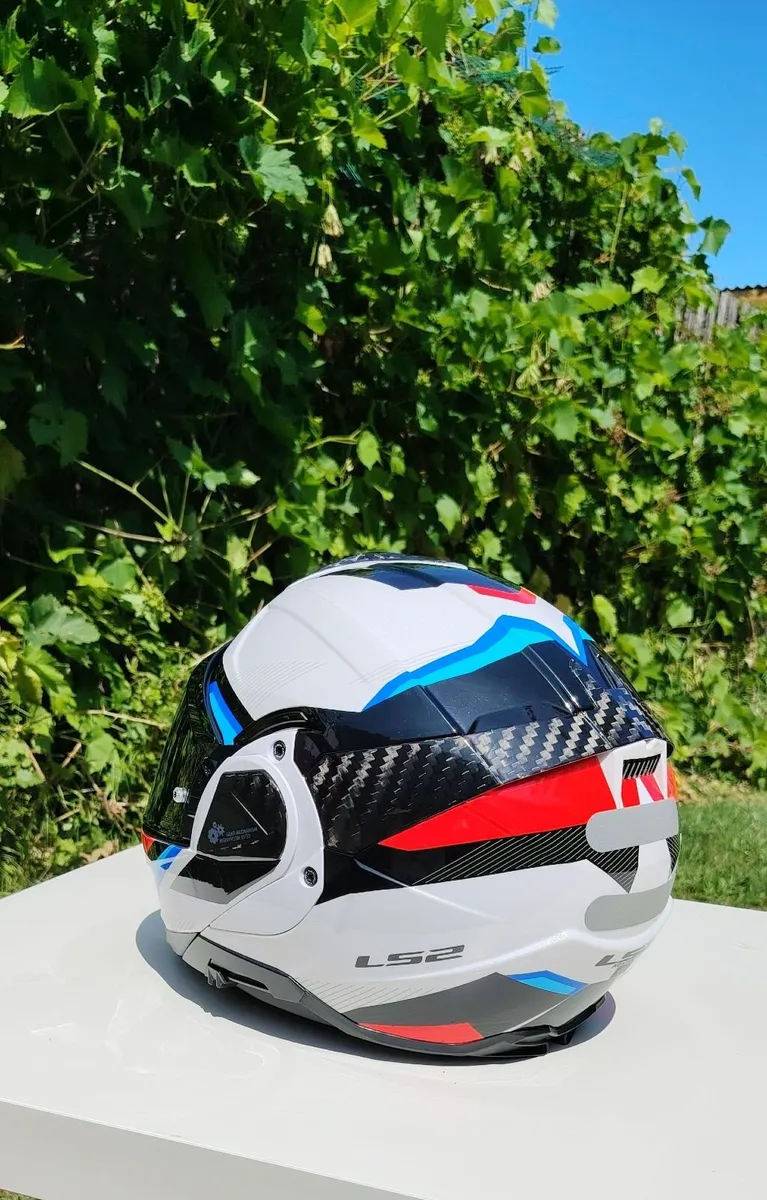 Motorcycle helmet - Image 2
