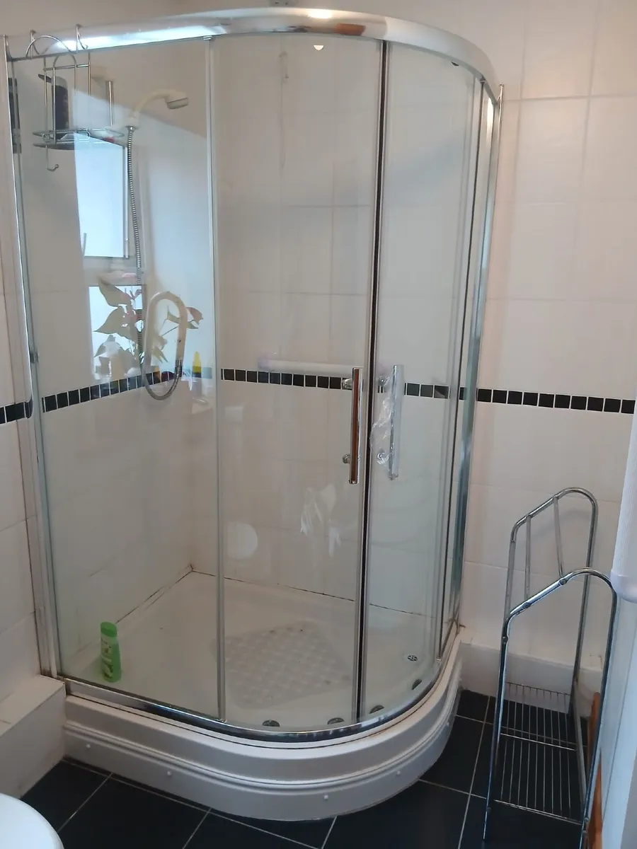 Bathroom suite - Image 1