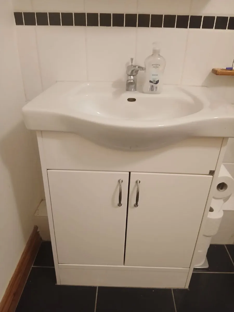 Bathroom suite - Image 2