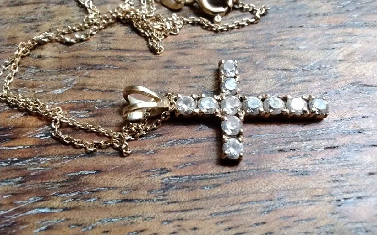 9ct gold white topaz cross pendant 18" - Image 2