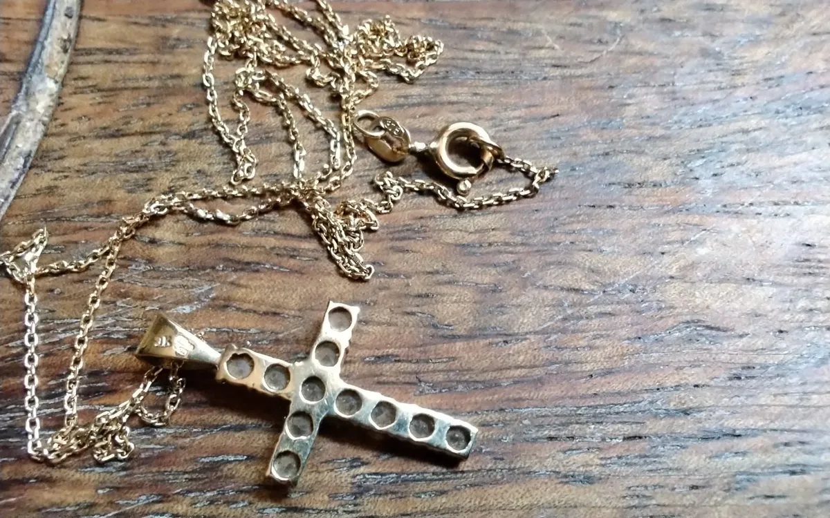 9ct gold white topaz cross pendant 18" - Image 3