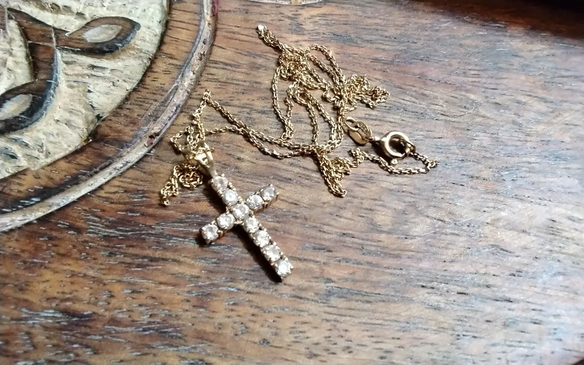 9ct gold white topaz cross pendant 18" - Image 1