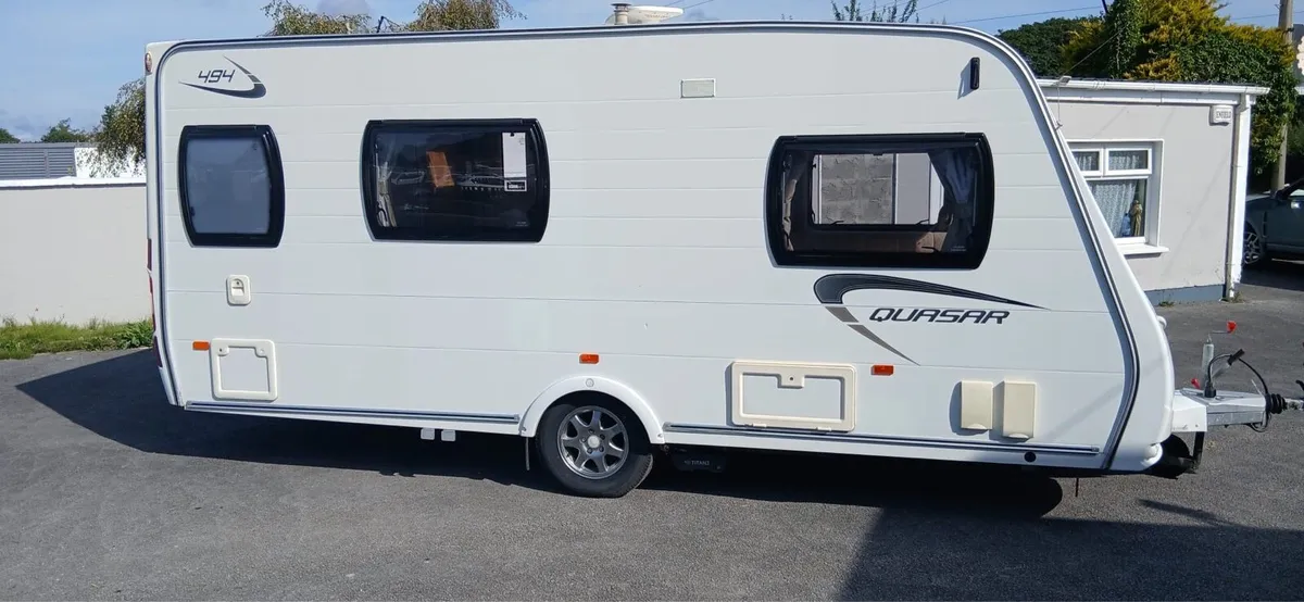 PRISTINE 4 BERTH LUNAR QUASAR TOURING CARAVAN. - Image 3